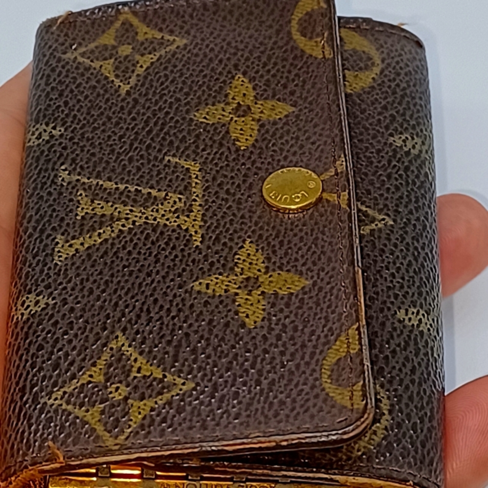 Louis Vuitton 6 rings key case